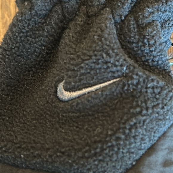 Nike kids black fleece gloves.  Size 4-7 EUC - Picture 4 of 5